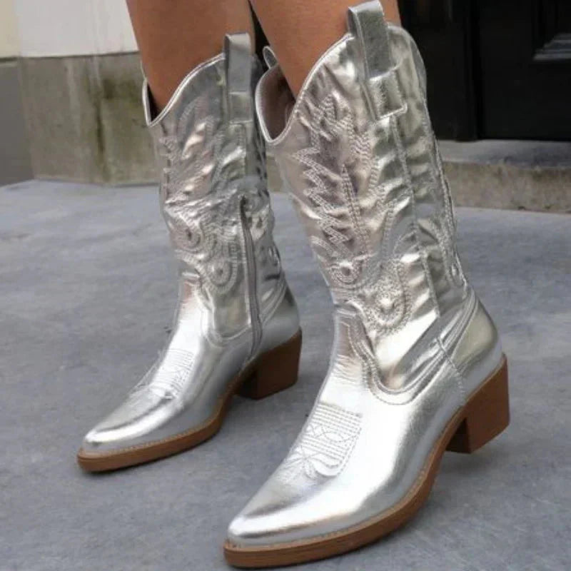Zwarte dames cowboylaarzen met subtiele metallic details; comfortabele, stijlvolle schoenen in westerse stijl.