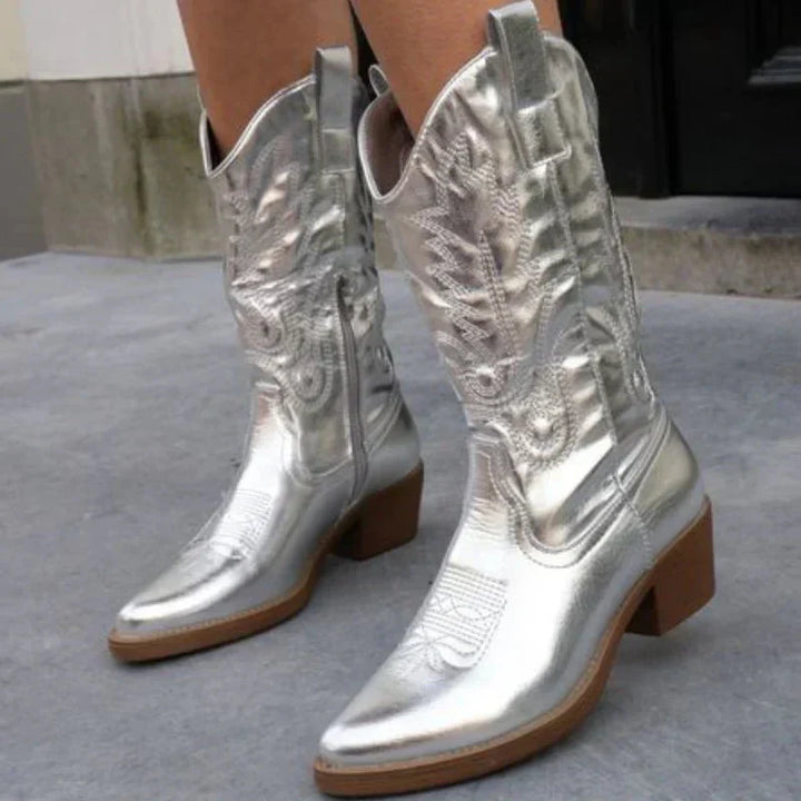 Zwarte dames cowboylaarzen met subtiele metallic details; comfortabele, stijlvolle schoenen in westerse stijl.