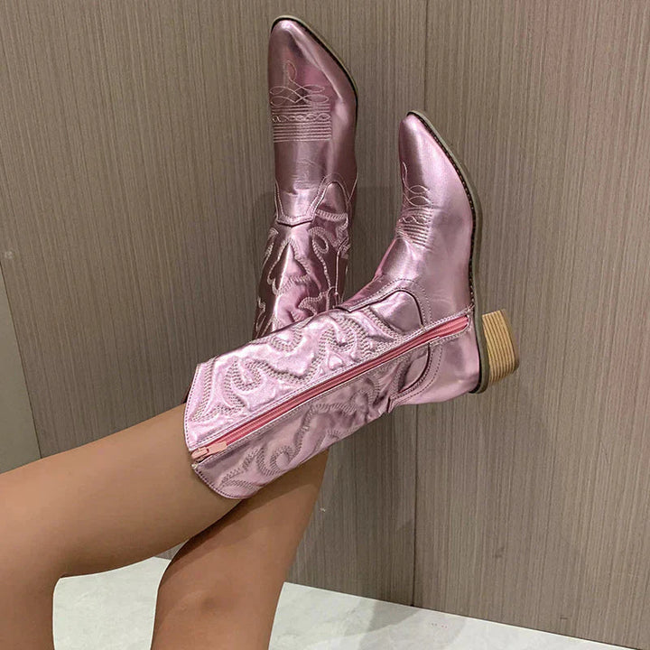 Gouden metallic dames cowboylaarzen; opvallende feestelijke laarzen in een trendy westerse stijl voor dames.