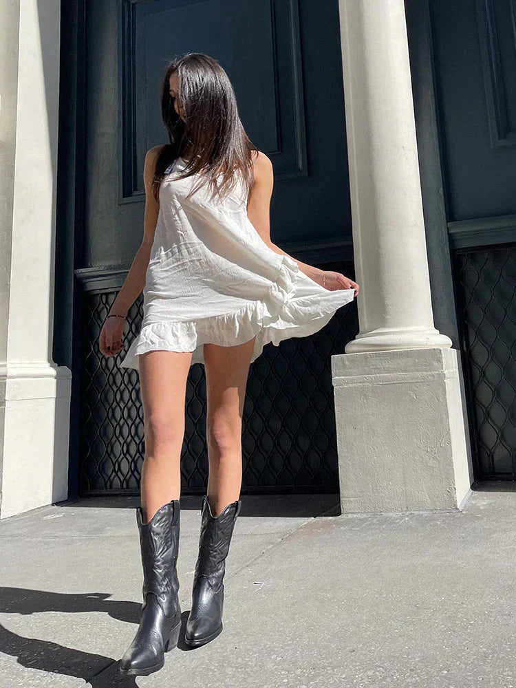 Detail van de glanzende metallic accenten op elegante dames cowboylaarzen; modieuze westerse stijl schoenen.