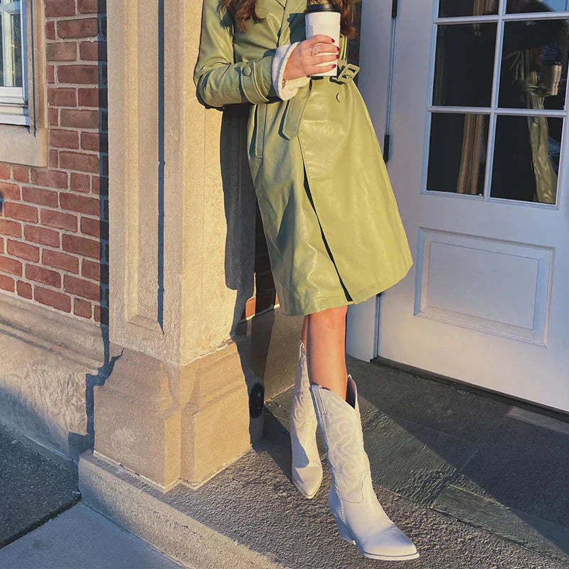 Model draagt stijlvolle dames cowboylaarzen met metallic details; comfortabele, trendy westerse laarzen.