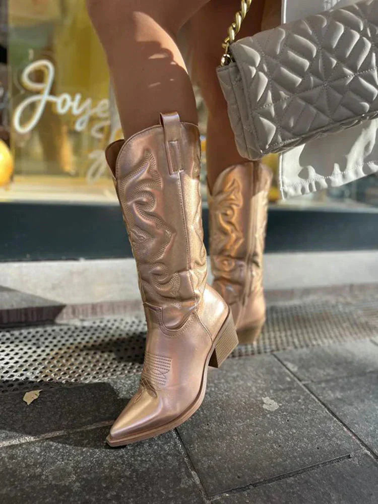 Trendy paar elegante dames cowboylaarzen met metallic accenten; modieuze westerse stijl schoenen.