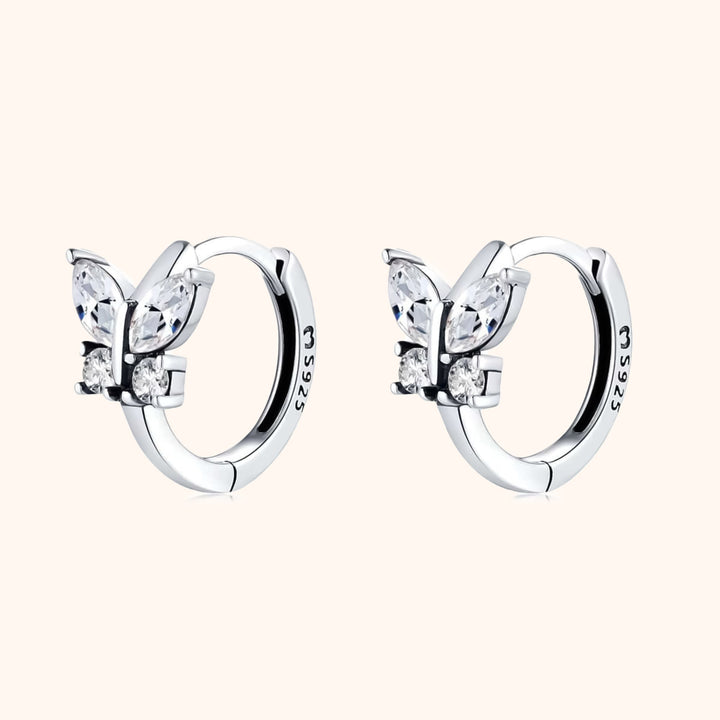 Elegante dames creolen met fonkelende kristal vlinder hanger. Perfecte zilveren sieraden voor elke outfit.