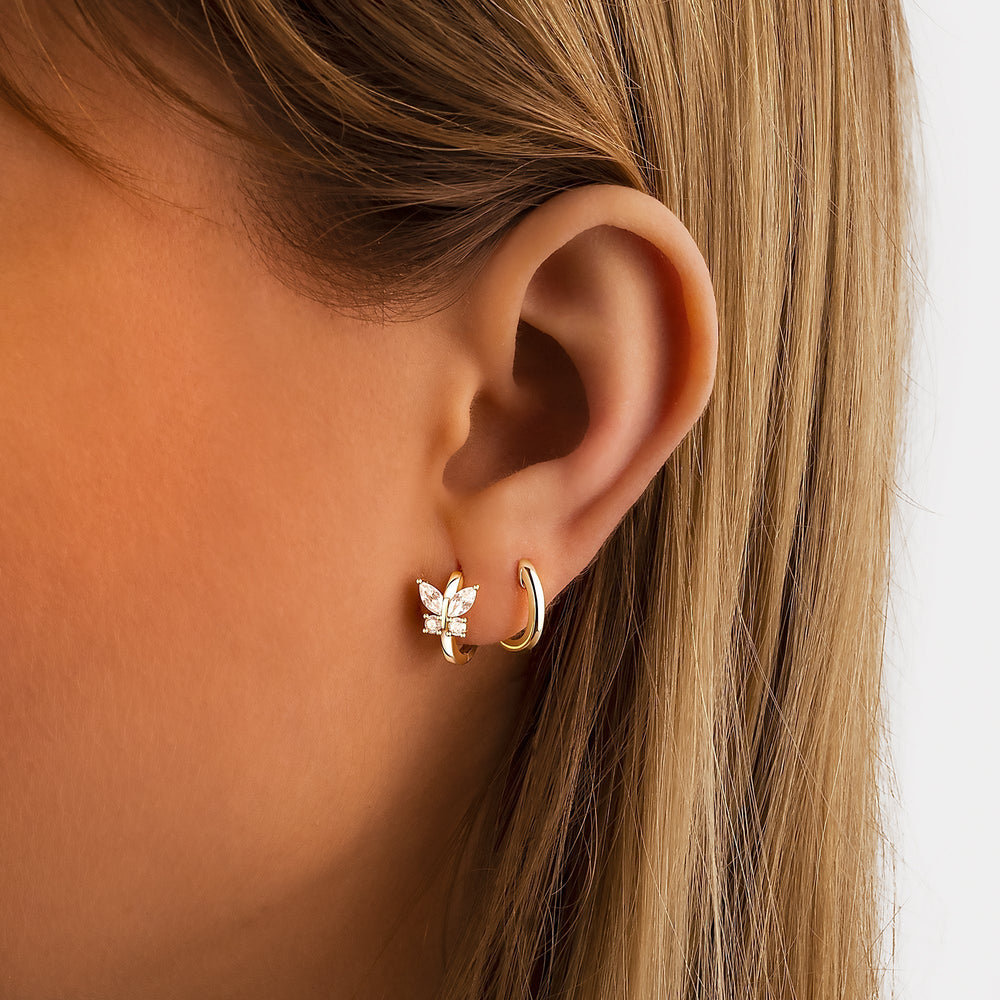 Dames vlinder oorbellen met sprankelende zirkonia kristallen. Beschikbaar in elegant zilver of goud. Chique creolen.