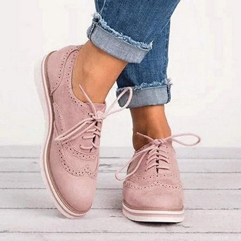 Elegante dames derby schoenen Carisse van taupe wildleder met klassieke brogue details. Perfect voor zakelijk of casual.