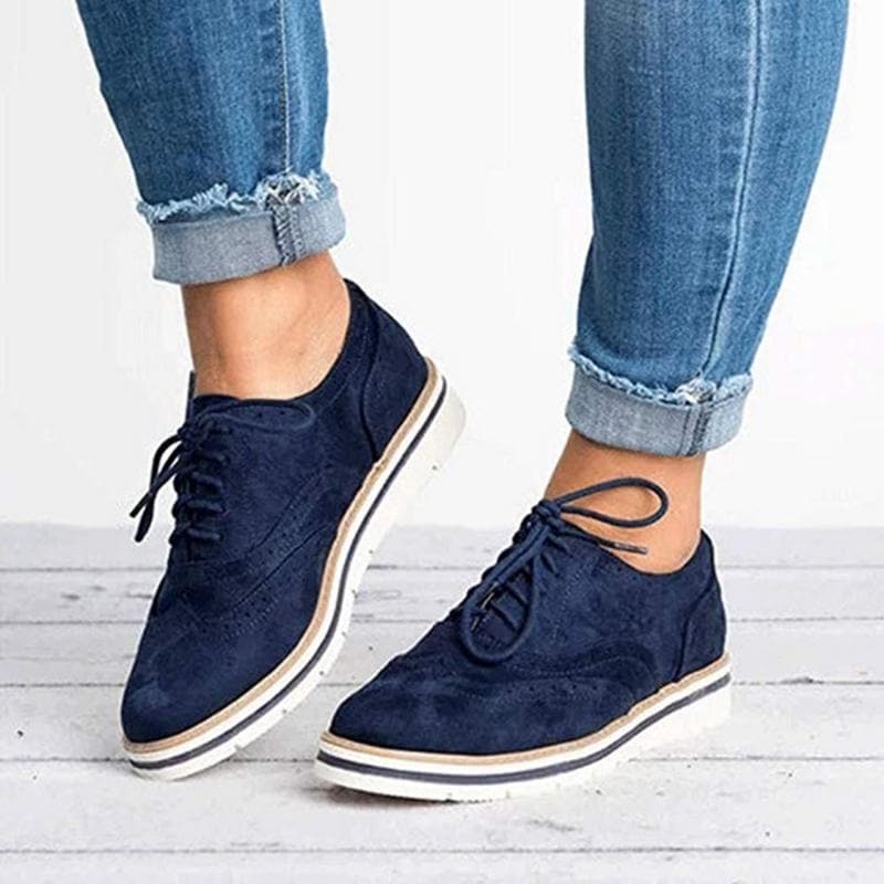 Stijlvolle elegante dames derby schoenen in wildleder, perfect voor een zakelijke outfit of chique casual look.