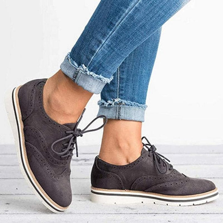 Taupe wildleder dames derby schoenen Carisse. Veelzijdige en comfortabele veterschoenen voor elke dag.