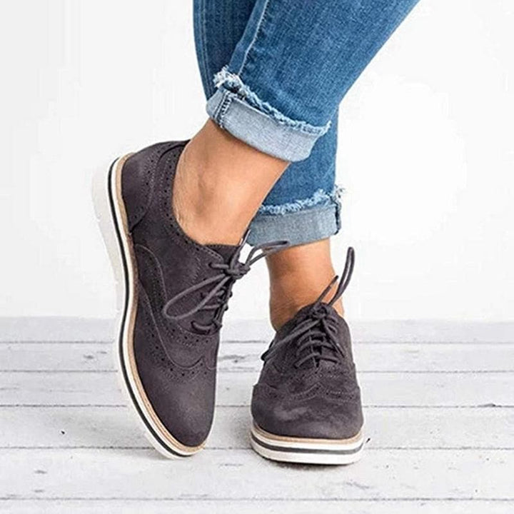 Klassieke dames derby schoenen met brogue details van luxe wildleder. Tijdloze veterschoenen voor stijlvolle vrouwen.