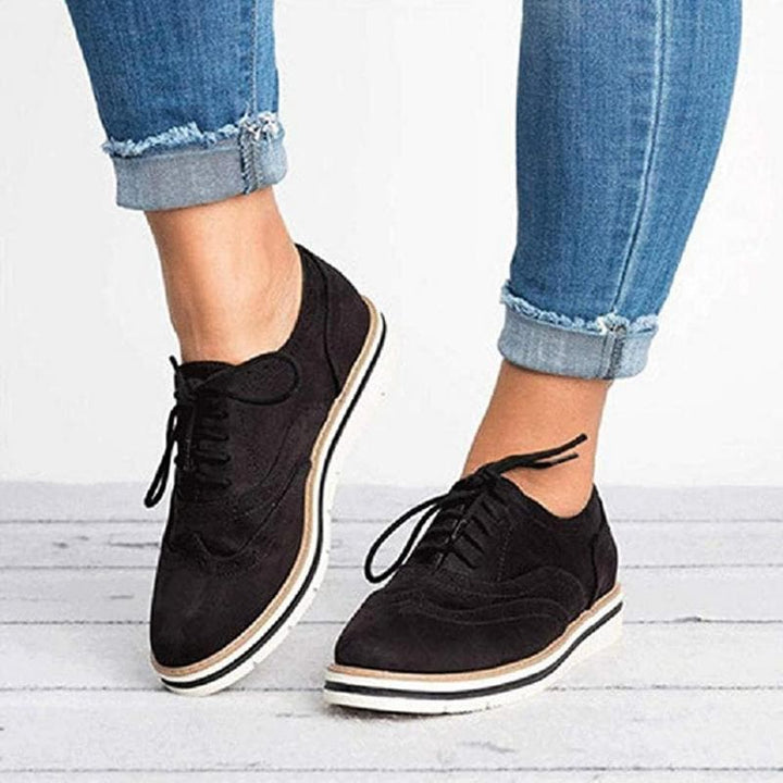 Dames derby schoenen Carisse: elegante en comfortabele wildleder veterschoenen met brogue details. Perfect zakelijk/casual.