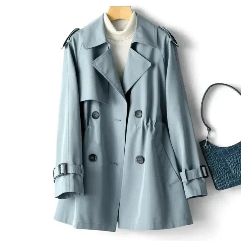 Klassieke dames trenchcoat: een dubbelrij model met getailleerd silhouet en ceintuur, tijdloze bovenkleding.