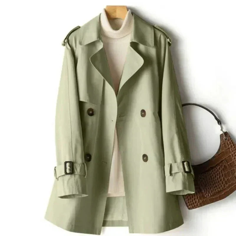 Modieuze dames trenchcoat voor lente en herfst. Deze stijlvolle jas met dubbelrij knopen en ceintuur is elegant.