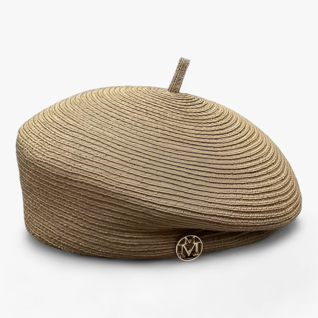 Veelzijdige dames fedora strohoed, een chic accessoire dat elke zomeroutfit compleet maakt.