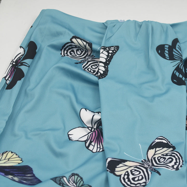 Moderne elegante damesjurk met korte mouwen, vetersluiting detail en flatterende knielengte. Chique mode voor dames.