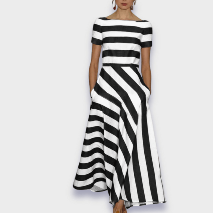 Comfortabele zwarte gestreepte midi jurk voor dames, met flatterende A-lijn pasvorm. Ideaal voor casual of feest.