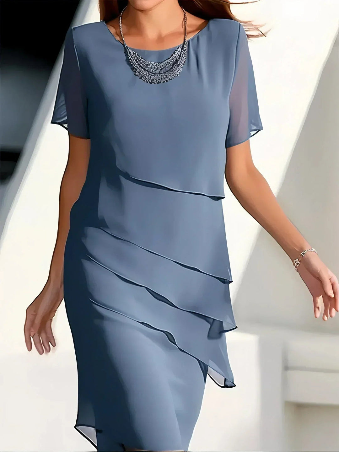 Elegante dames getrapte A-lijn midi jurk met ronde hals en korte mouwen, ideaal voor zomerse dagen.