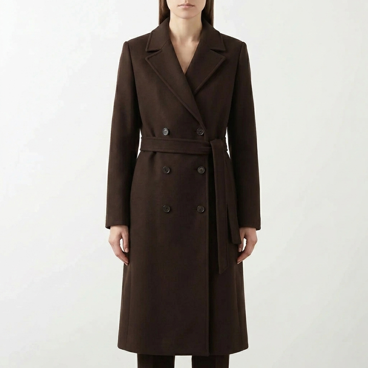 Zwarte getailleerde lange dames jas van dubbelgebreid polyester. Chique tussenjas met knoopsluiting en strik.