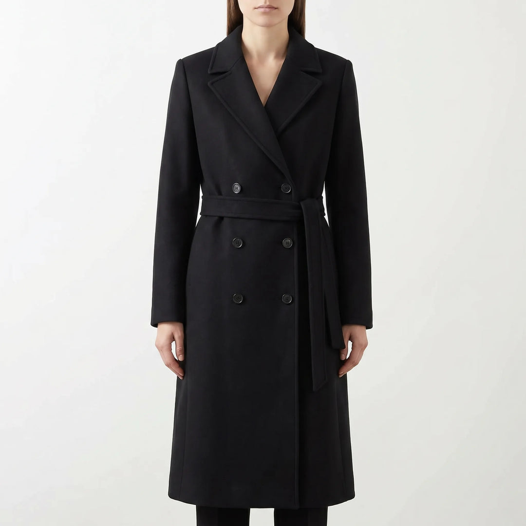 Chocoladebruine lange dames jas, dubbelgebreid en getailleerd, met knoopsluiting en strikceintuur. Elegante polyester jas.