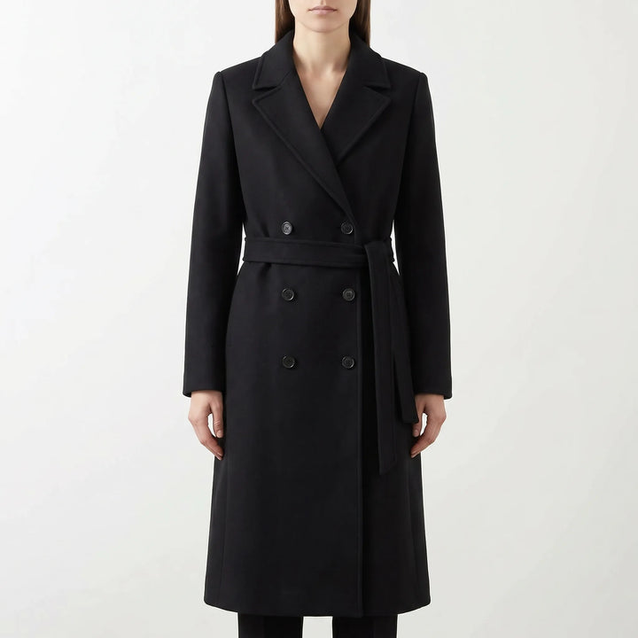Chocoladebruine lange dames jas, dubbelgebreid en getailleerd, met knoopsluiting en strikceintuur. Elegante polyester jas.