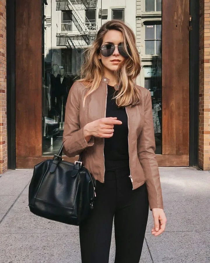 Nieuwe collectie: elegante leren damesjas. Tijdloze mode bovenkleding van premium leer, stijlvol en comfortabel.