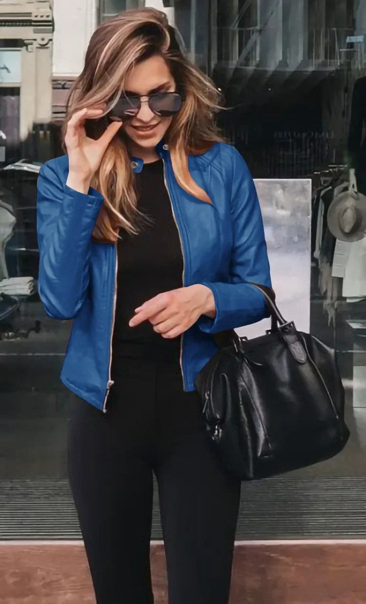 Modebewuste vrouw draagt een stijlvolle, elegante dames leren jas. Perfecte bovenkleding voor een complete look.