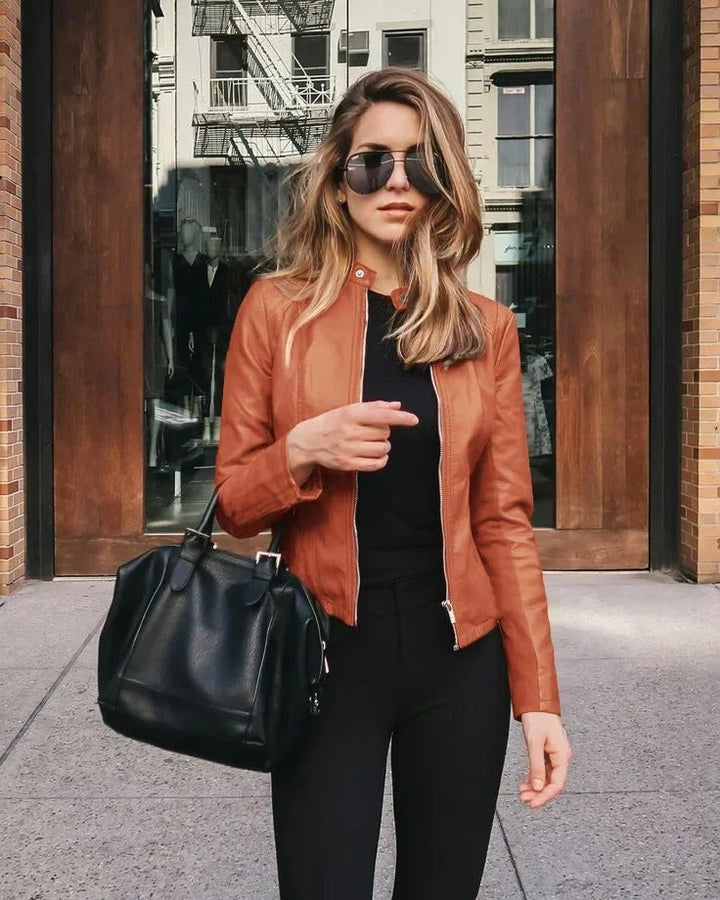 Achterkant van een elegante dames leren jas. Tijdloos design en comfortabele pasvorm, perfect voor fashion.