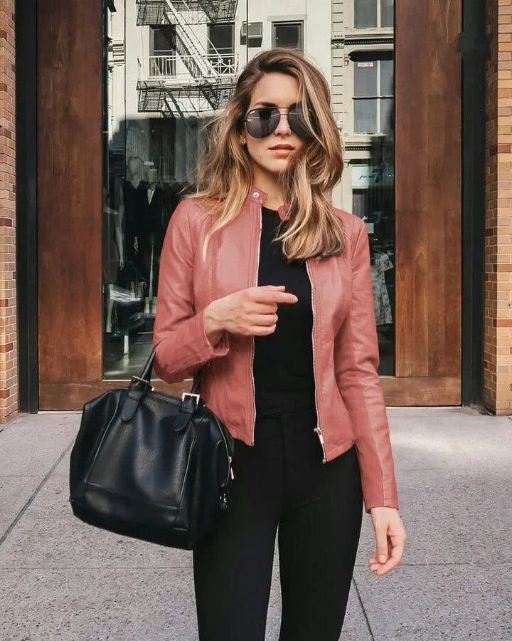 Vooraanzicht van een stijlvolle dames leren jas. Een veelzijdige en elegante bovenkleding van premium leer.
