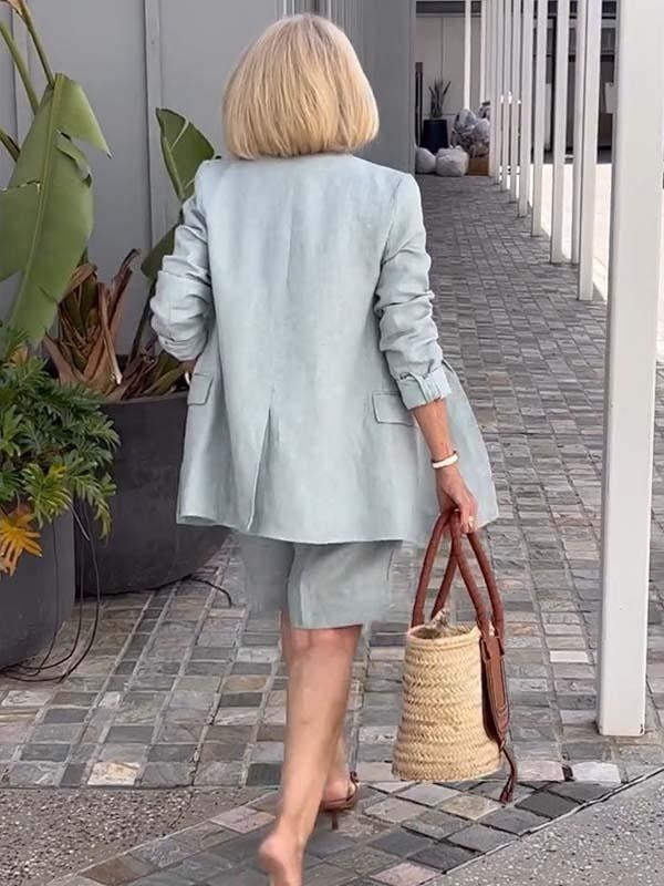 Full-body shot: Dames linnen zomerset met lange blazer en korte short. Creëert een modieuze en comfortabele zomeroutfit.