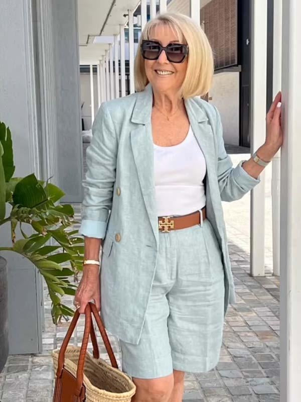 Trendy tweedelige dames zomerset van linnen. Comfortabele short en elegante blazer, een must-have voor lente/zomer.