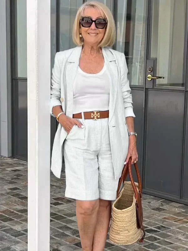 Comfortabele linnen zomerset voor dames. Modieuze blazer en short, ideaal voor een casual of chique zomerlook.