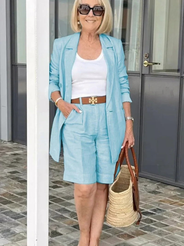 Chic tweedelig linnen zomerset dames. Stijlvolle blazer en bijpassende short, een elegante lente/zomer outfit.