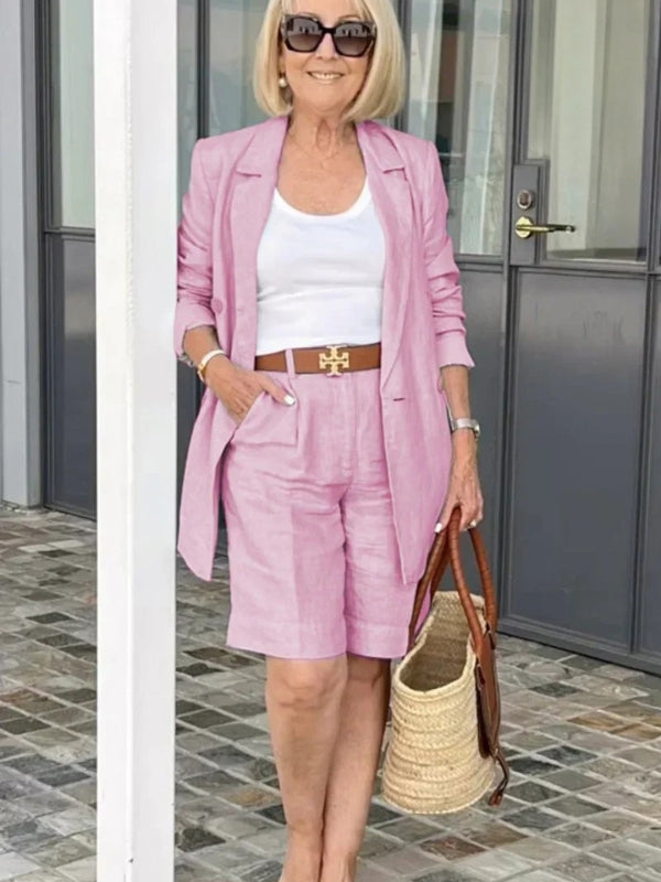 Modieuze dames linnen zomerset met blazer en short. Casual-chique outfit, perfect voor warme lentedagen en zomeravonden.