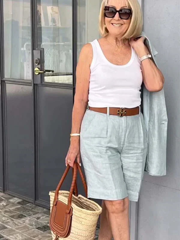 Lichte en luchtige linnen zomerset voor dames. Elegante blazer en comfortabele short, perfect voor een modieuze zomer.