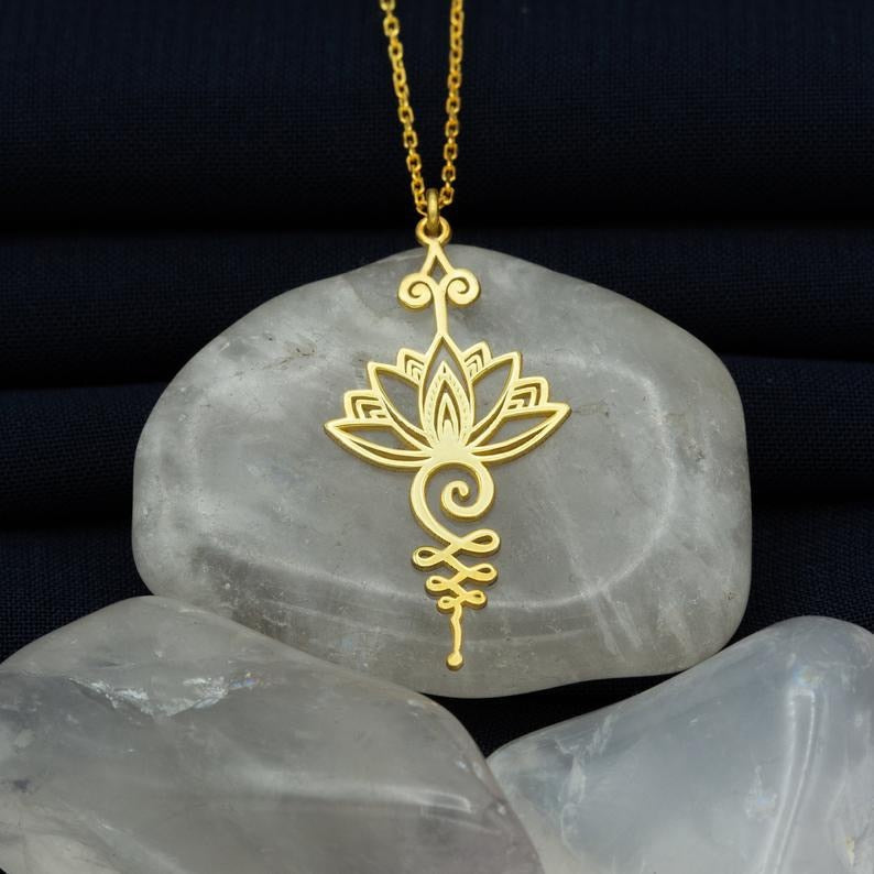 Elegante dames lotus ketting met hanger, verkrijgbaar in glanzend goud, zilver of rosegoud. Stijlvol sieraad.