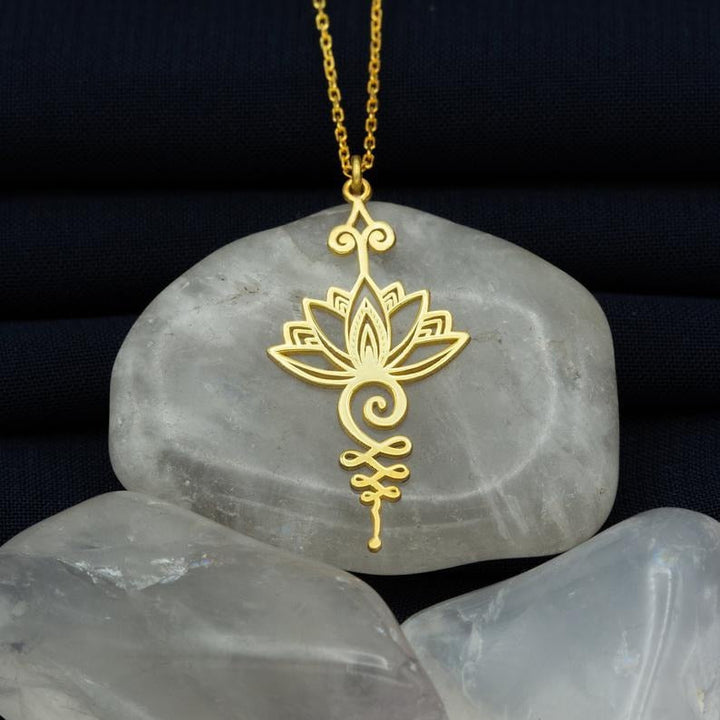 Elegante dames lotus ketting met hanger, verkrijgbaar in glanzend goud, zilver of rosegoud. Stijlvol sieraad.