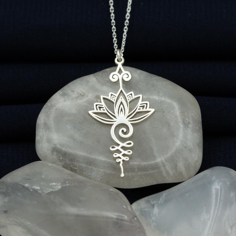 Verfijnde damesketting met gedetailleerde lotus hanger, symbool voor innerlijke rust. Keuze uit goud, zilver, rosegoud.