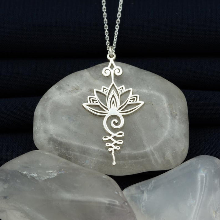 Verfijnde damesketting met gedetailleerde lotus hanger, symbool voor innerlijke rust. Keuze uit goud, zilver, rosegoud.