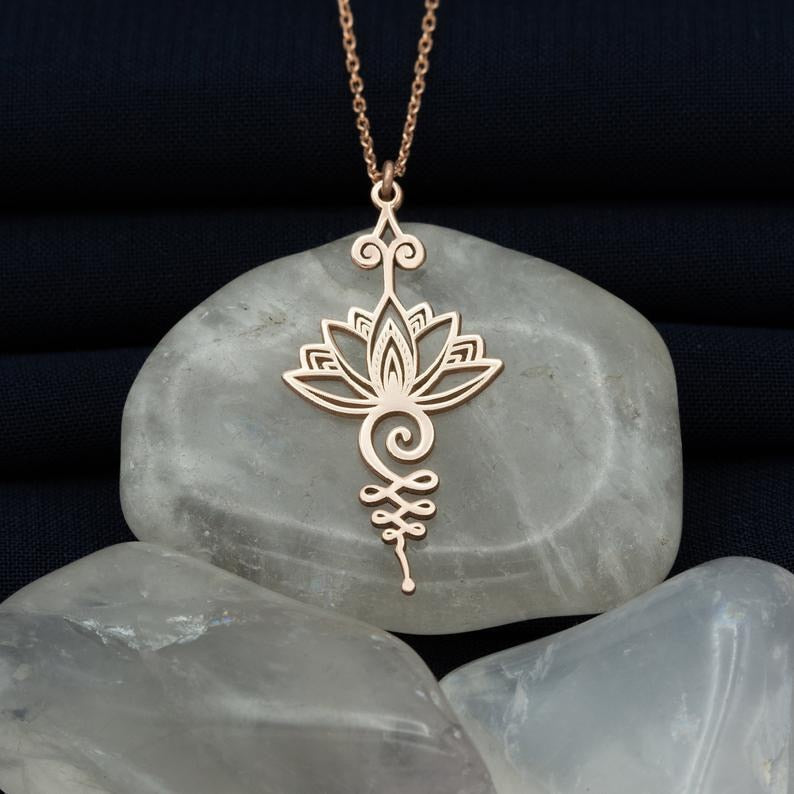 JosePendant I dames lotus hanger ketting; een elegant sieraad in goud, zilver of rosegoud. Ideaal cadeau.