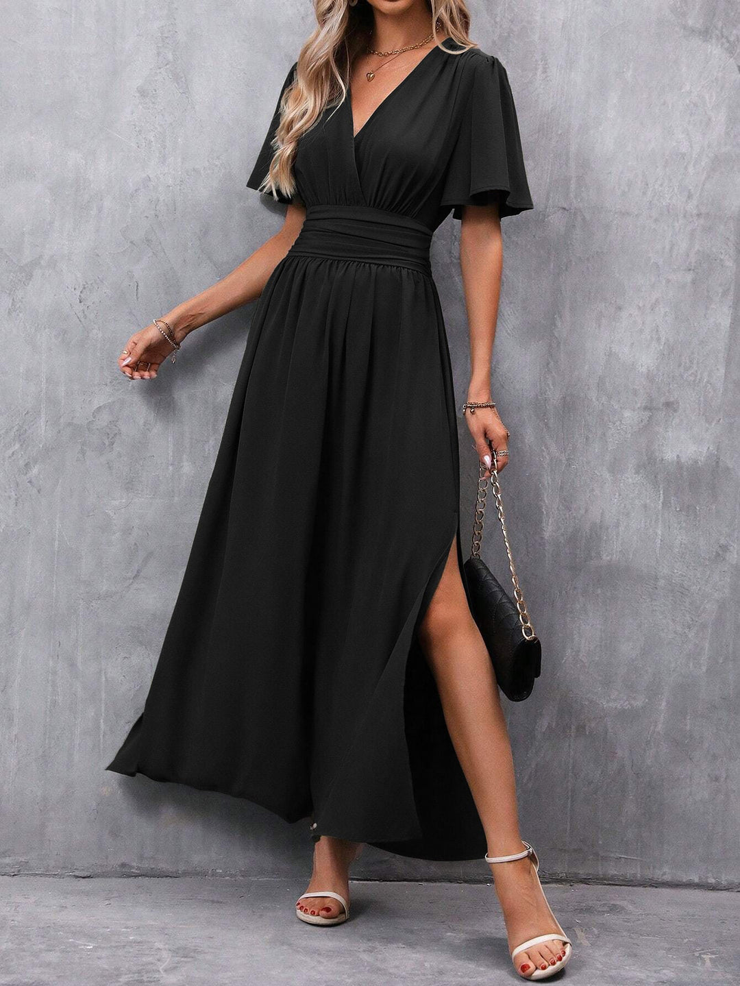 Elegante dames maxi-jurk met diepe V-hals, perfect voor zomerse feesten of een chique casual look.