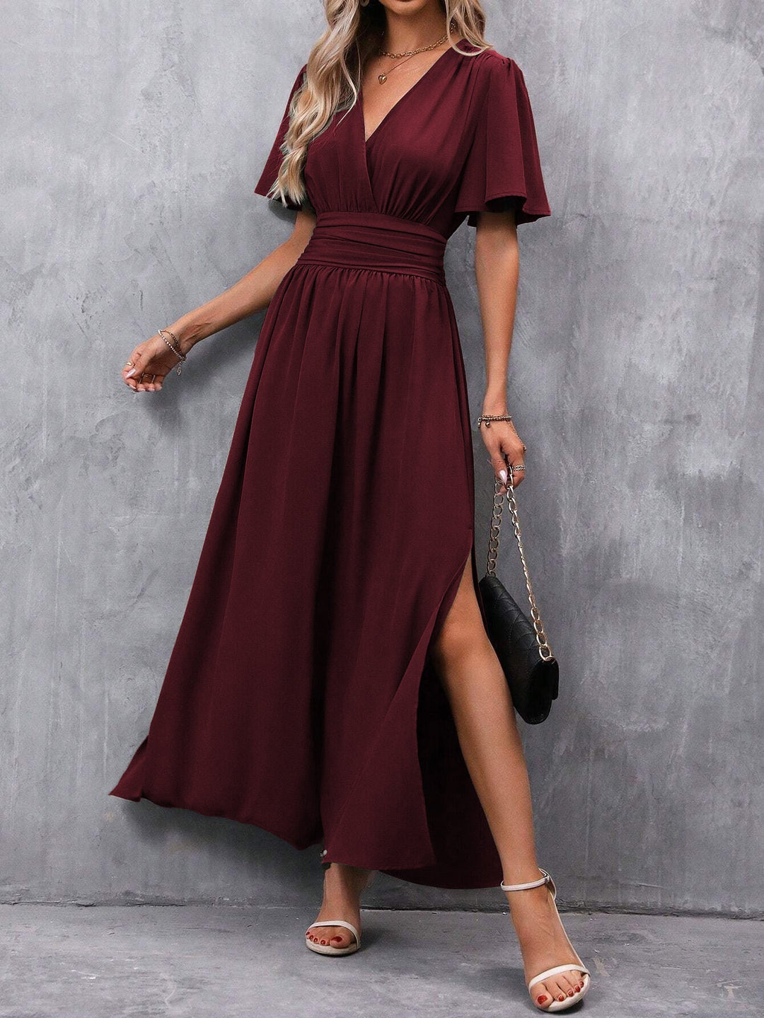 Veelzijdige dames maxi-jurk met V-hals; een comfortabele en elegante keuze voor diverse gelegenheden.