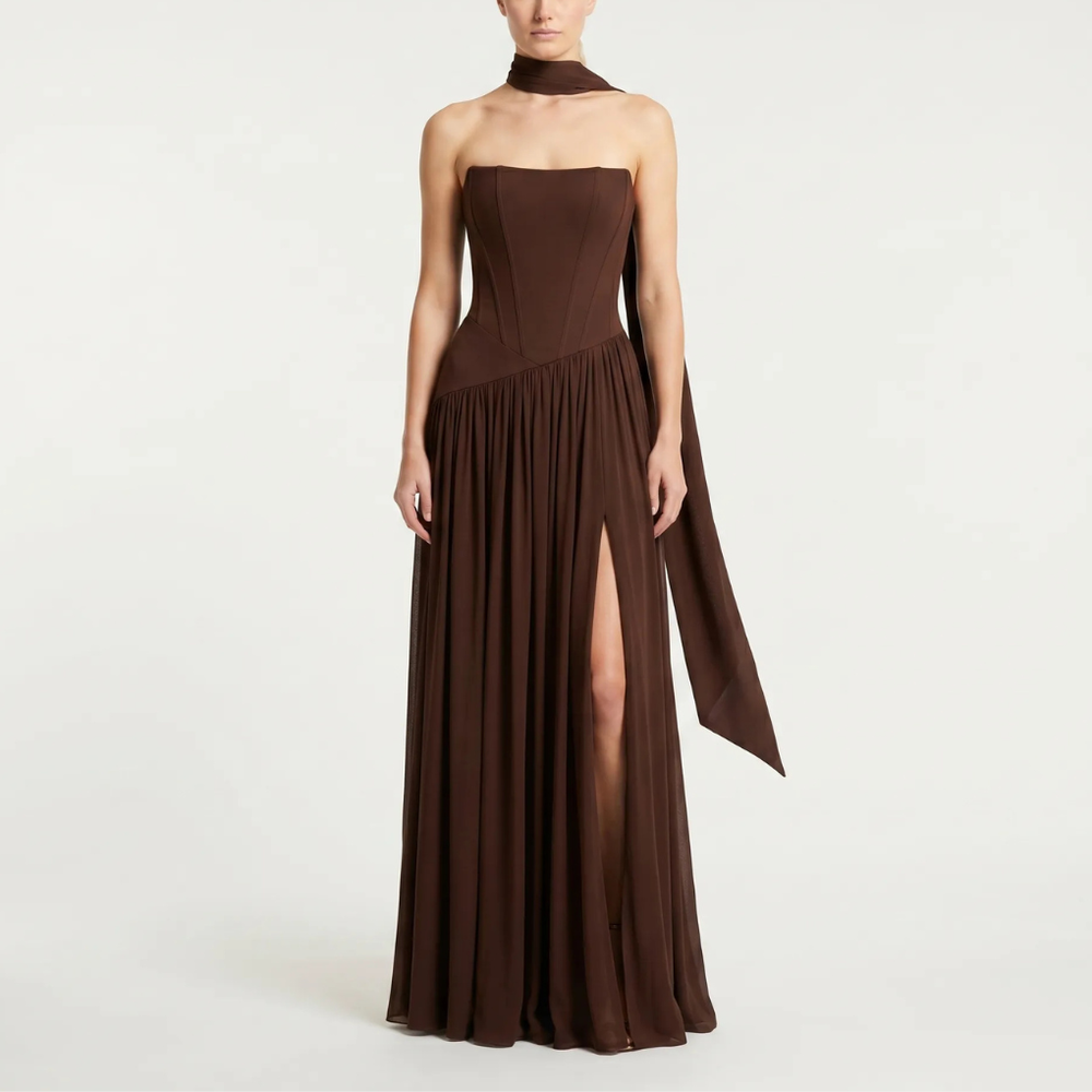 Lange avondjurk voor dames, polyester maxi jurk met gestructureerd corset en dramatisch sjaaldetail.