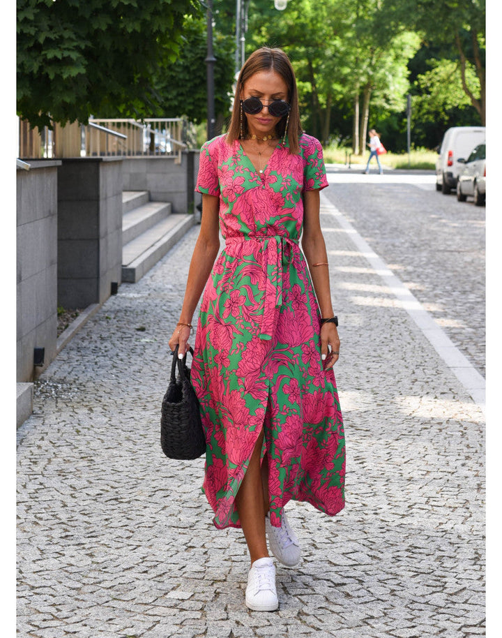 Lange, elegante dames jurk met modieuze bloemenprint, ideaal voor zomerse gelegenheden en comfort.