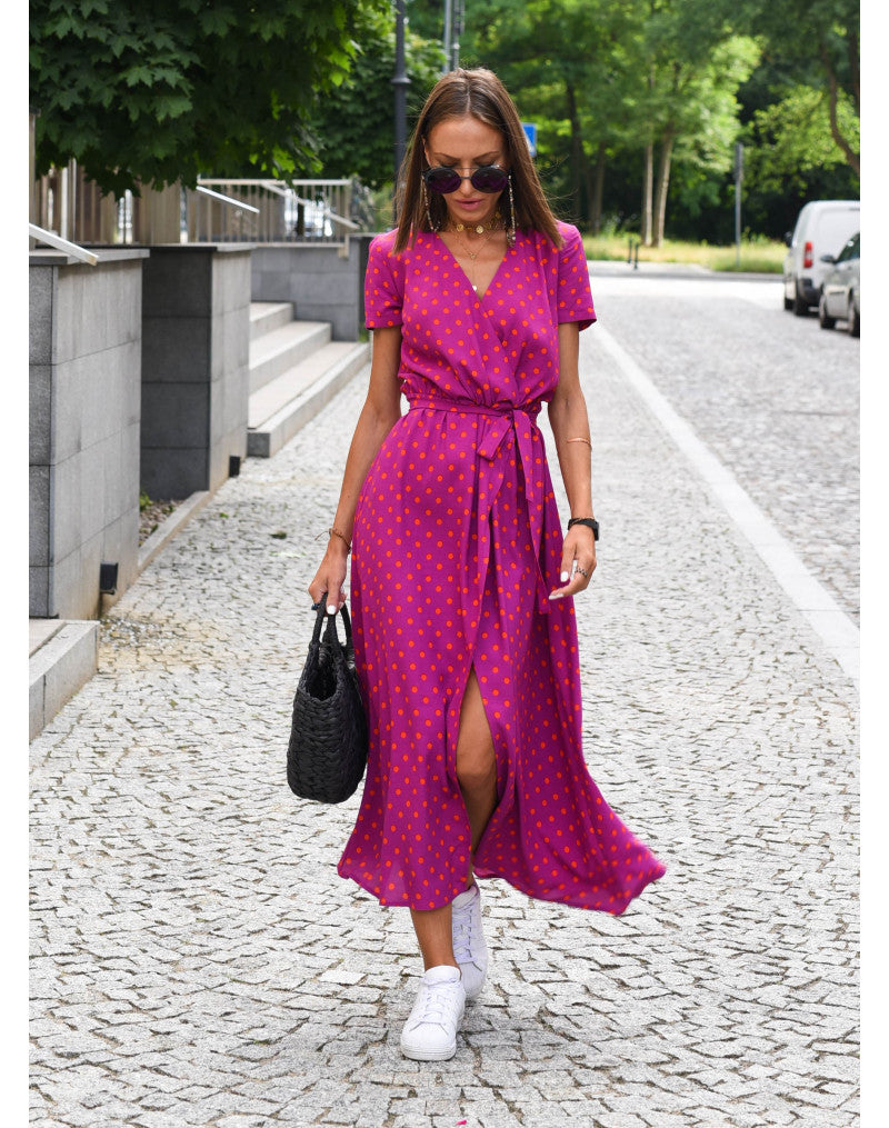 Vrouwelijke maxi jurk met kleurrijke bloemenprint, een stijlvolle en comfortabele keuze voor de zomer.