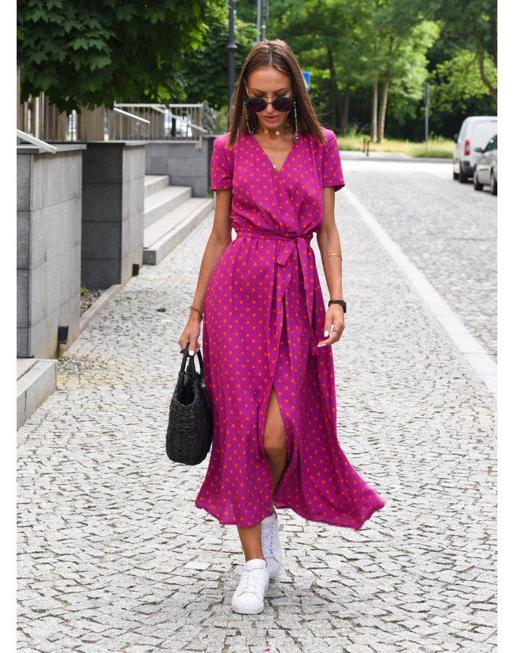 Vrouwelijke maxi jurk met kleurrijke bloemenprint, een stijlvolle en comfortabele keuze voor de zomer.