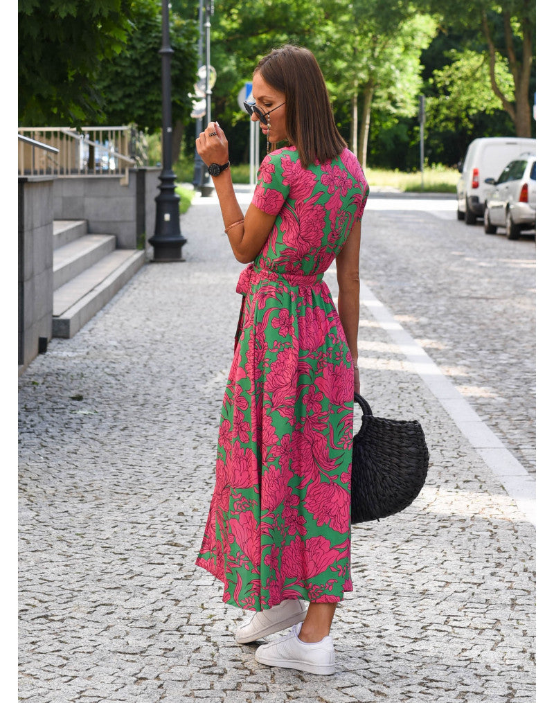 Luchtige dames maxi jurk met elegante bloemenprint, een must-have voor zomerse mode en vakantie.