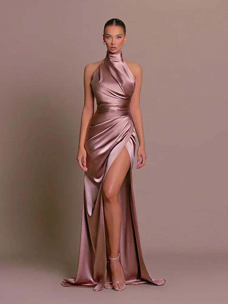 Elegante dames maxi-jurk met wikkeldesign en hoge split, perfect voor zomeravonden en feesten.