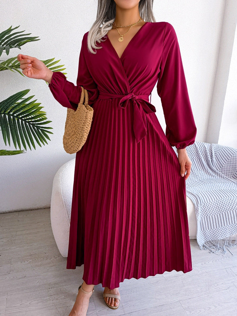 Elegante dames maxi jurk met wikkeloptiek en V-hals, perfect als feestjurk of avondjurk.