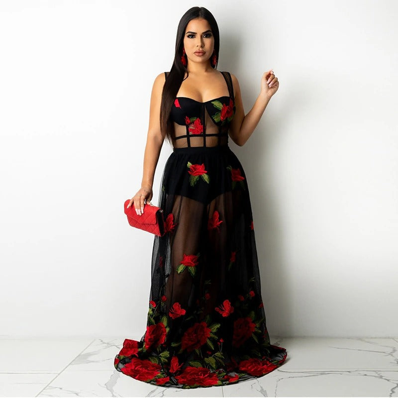 Elegante dames maxi jurk Rosalie met bloemenborduursel en dunne spaghettibandjes, perfect voor zomerse feesten.