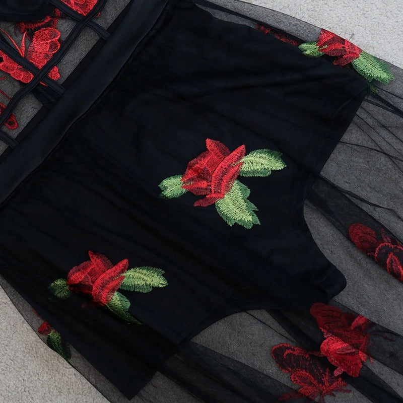 Chique dames avondjurk met bloemen en dunne bandjes, perfect als feestjurk voor een speciale gelegenheid.