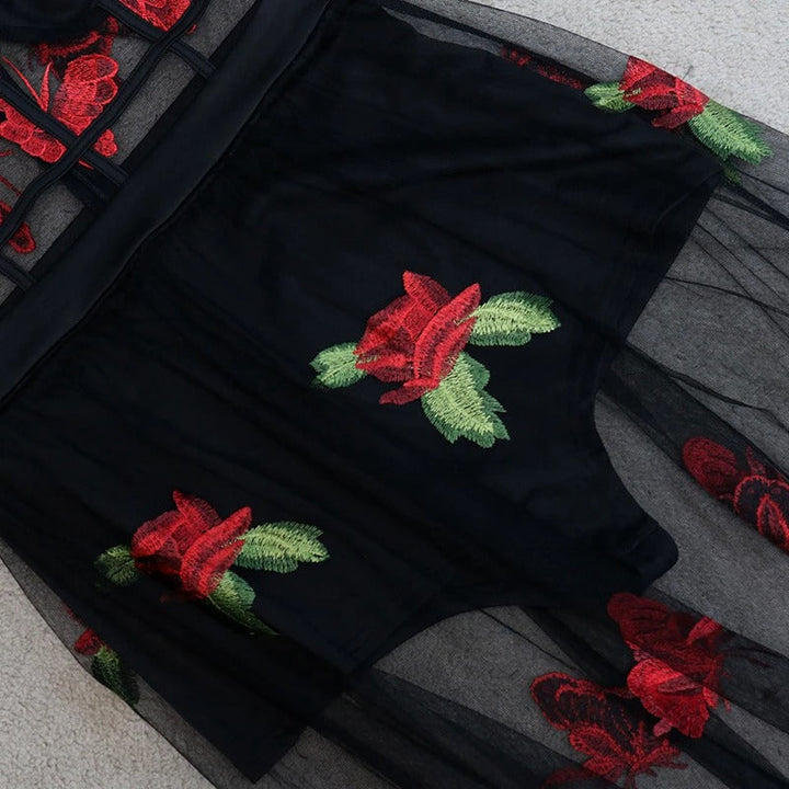 Chique dames avondjurk met bloemen en dunne bandjes, perfect als feestjurk voor een speciale gelegenheid.