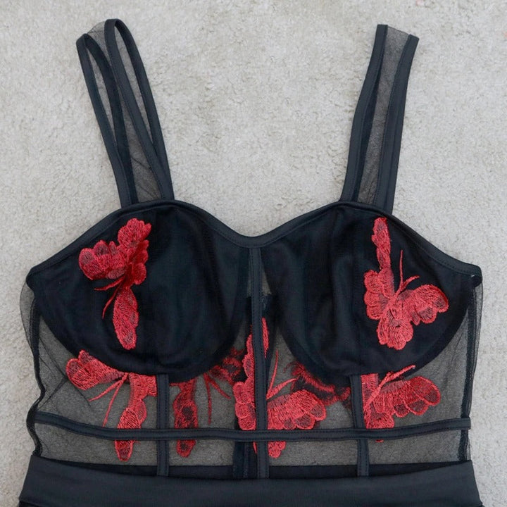 Lange dames zomerjurk met prachtig bloemenpatroon en dunne bandjes, een must-have voor een stijlvolle look.
